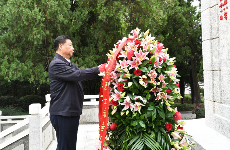 　　9月16日至18日，中共中央总书记、国家主席、中央军委主席习近平在河南考察。这是16日下午，习近平来到位于信阳市新县的鄂豫皖苏区首府烈士陵园，瞻仰革命烈士纪念碑，向革命先烈敬献花篮。 新华社记者 谢环驰 摄