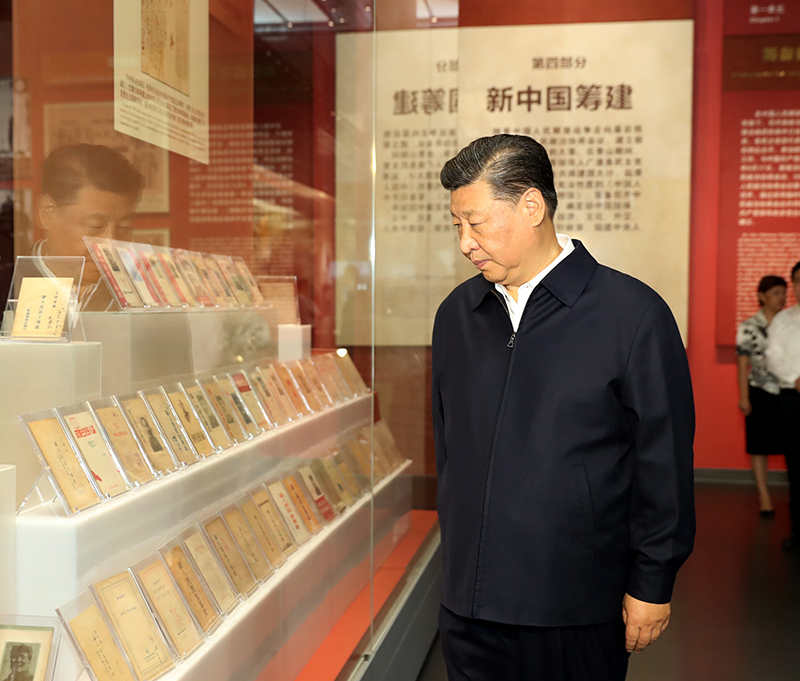 9月12日，中共中央总书记、国家主席、中央军委主席习近平视察中共中央北京香山革命纪念地。这是习近平在香山革命纪念馆参观《为新中国奠基》主题展览。